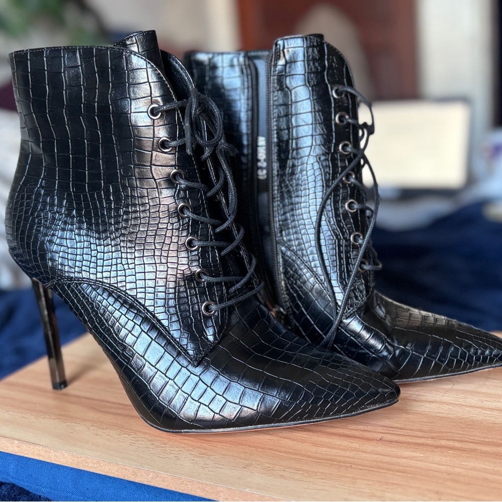 Never worn - 9 - Snake print, lace up heeled bootie